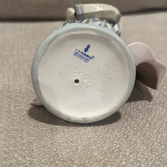 Lladro Concertina Boy 05695 Figurine Playing Accordian Jester Clown Figurine - Picture 5 of 5